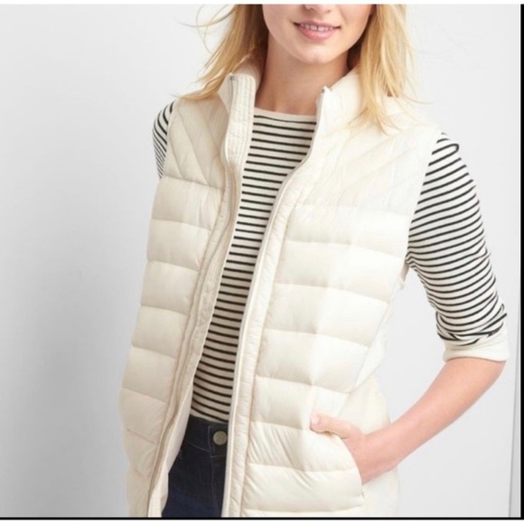 GAP Jackets & Blazers - ⭐️ GAP Cream Zipper & Snap Puffer Vest